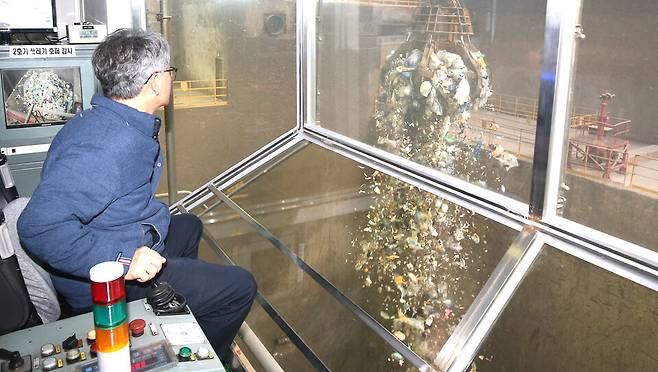 ▲ 수도권 생활폐기물 직매립 금지가 본격적으로 시작된 2일 오전 인천 서구 청라광역생활폐기물 소각장에서 한 관계자가 크레인으로 쓰레기를 옮기고 있다. /박준엽 수습기자 jun010209@incheonilbo.com