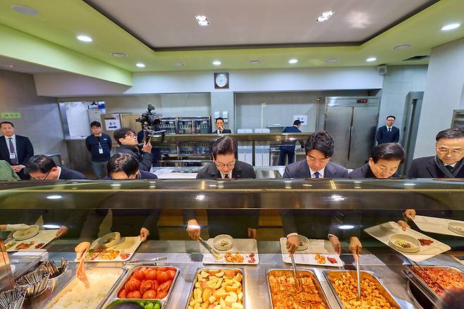 ▲ 이재명 대통령이 새해 첫날인 1일 국립서울현충원 참배 후 청와대 직원식당에서 아침 식사를 위해 식판에 음식을 담고 있다. /연합뉴스