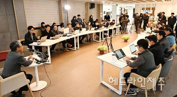 이상봉 제주도의회 의장이 출입기자단과 신년대담을 하고 있다.