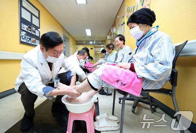 2일 오전 대구 중구 곽병원 간호간병통합병동에서 의료진이 2026년 새해를 맞아 어르신 입원환자의 발을 씻겨주며 섬김을 다짐하는 '섬김의 세족식'을 진행하고 있다. 2026.1.2/뉴스1 ⓒ News1 공정식 기자