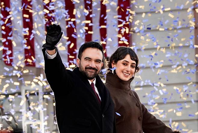 조란 맘다니 뉴욕시장과 그의 아내 라마 두와지가 1일 열린 취임식에서 인사하고 있다. /UPI 연합뉴스