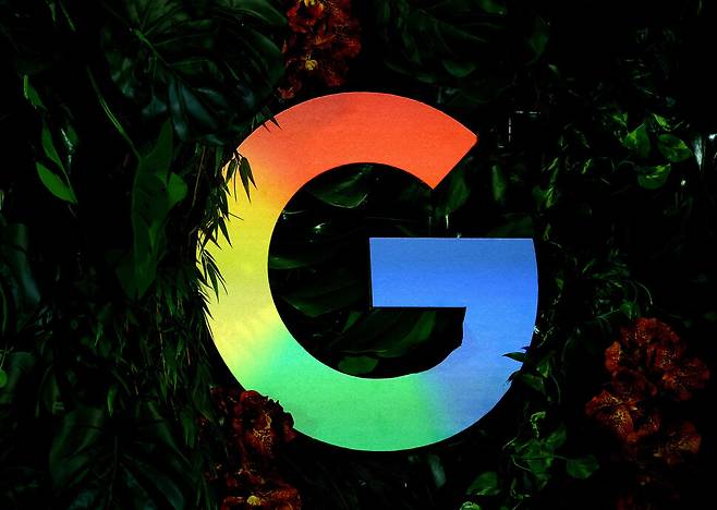 엔비디아의 공고한 그래픽처리장치(GPU) 철옹성에 맞서 구글은 텐서처리장치(TPU)로 경쟁을 선언했다. 2025년 11월 독일 베를린에서 열린 구글의 투자 발표회장에 구글 로고가 설치돼 있다. REUTERS