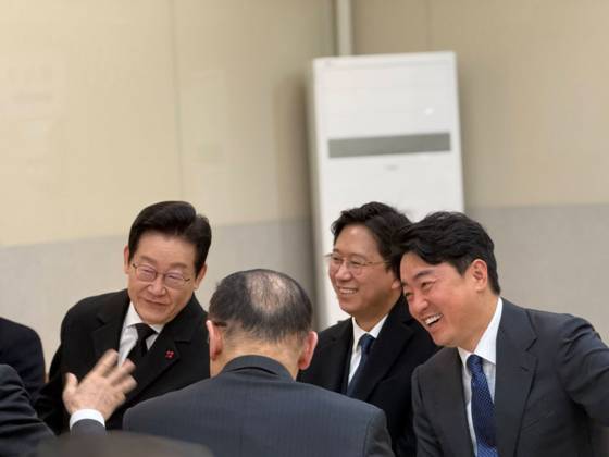 강훈식 대통령실 비서실장이 지난 1일 청와대 직원식당에서 이재명 대통령과 떡국 조찬을 하는 모습을 공개했다. 사진 강훈식 비서실장 페이스북 캡처