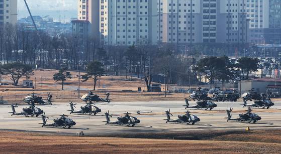 미국 행정부가 주한미군 규모를 일방적으로 줄이지 못하도록 견제하는 내용을 담은 미국의 내년도 국방수권법안(NDAA)이 지난달 17일(현지시간) 연방 의회를 통과했다. 상원은 이날 본회의를 열어 NDAA를 표결에 부친 결과 찬성 77표, 반대 20표로 가결했다. 사진은 경기도 평택시 캠프 험프리스에 아파치 헬기가 대기하고 있는 모습.연합뉴스