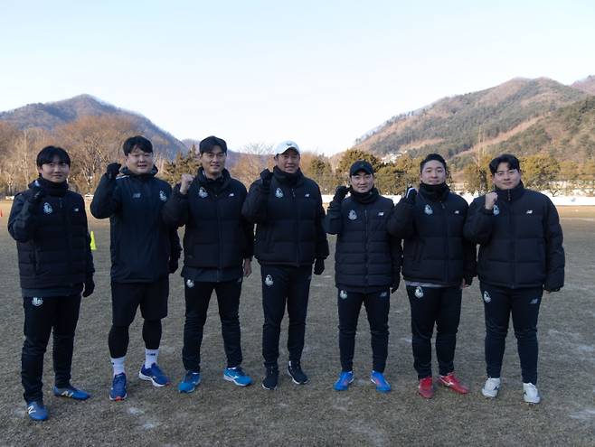 김도균 감독 체제 3년차를 맞는 서울 이랜드는 지난 시즌 함께한 코칭스태프 전원과 재계약을 체결했다. 서울 이랜드 FC 제공