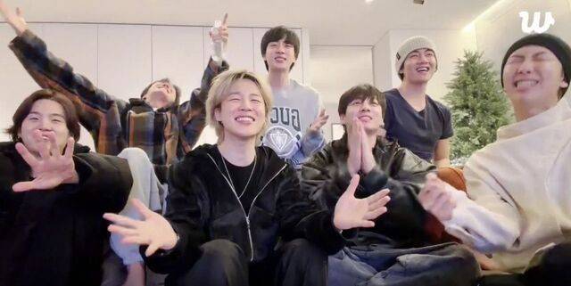 그룹 방탄소년단(BTS) 멤버들이 지난 31일 밤 새해맞이 카운트다운을 하며 환호하고 있다. 위버스 영상 캡처