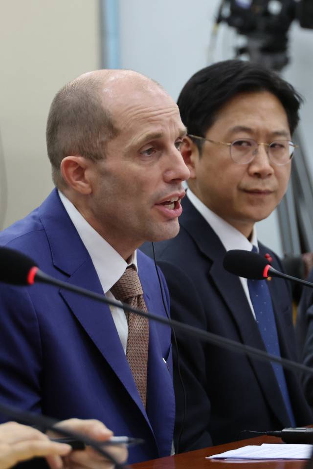 지난달 31일 해롤드 로저스(왼쪽) 쿠팡 임시대표가 국회 청문회에서 의원들의 질문에 답하고 있다. 연합뉴스