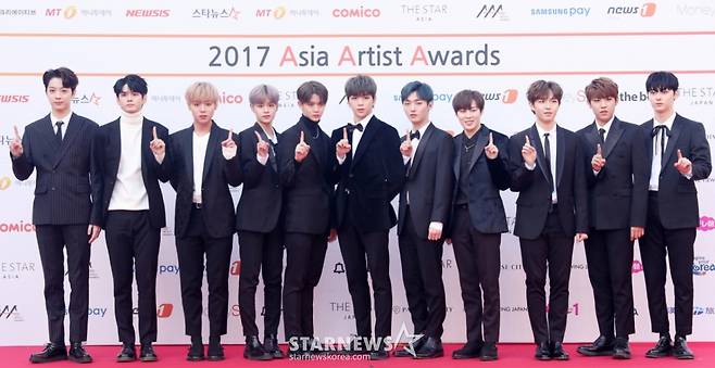 그룹 워너원이 15일 오후 서울 송파구 잠실 실내체육관에서 진행된 '2017 AAA(Asia Artist Awards)' 레드카펫에 참석해 포즈를 취하고 있다. /사진=김휘선 기자 hwijpg@