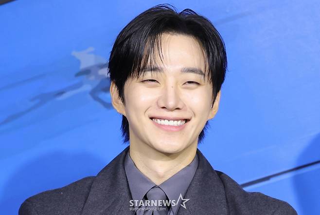 (서울=뉴스1) 권현진 기자 = 배우 이준호가 22일 서울 강남구 웨스틴 서울 파르나스에서 열린 넷플릭스 시리즈 '캐셔로' 제작발표회에 참석해 미소를 짓고 있다. '캐셔로'는 결혼자금, 집값에 허덕이는 월급쟁이 '상웅'이 손에 쥔 돈만큼 힘이 강해지는 능력을 얻게 되며, 생활비와 초능력 사이에서 흔들리는 생활밀착형 내돈내힘 히어로물이다. 2025.12.22/뉴스1 Copyright (C) 뉴스1. All rights reserved. 무단 전재 및 재배포, AI학습 이용 금지. /사진=(서울=뉴스1) 권현진 기자