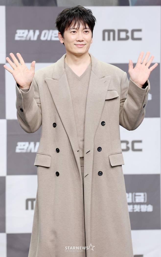 배우 지성이 2일 서울 마포구 상암동 MBC 골든마우스홀에서 열린 MBC 새 금토드라마 '판사 이한영' 제작발표회에 참석해 포즈를 취하고 있다. /2026.01.02 /사진=김휘선 hwijpg@