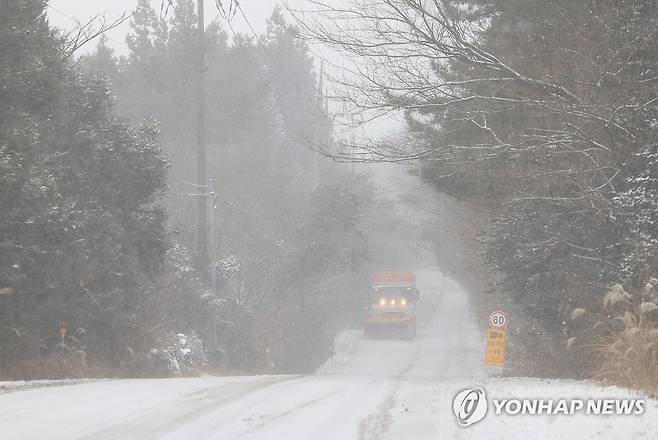 대설특보 내려진 제주 (제주=연합뉴스) 박지호 기자 = 제주도에 대설과 강풍, 풍랑특보가 내려진 2일 오전 제주시 산록도로에서 제설차가 눈을 치우고 있다. 2026.1.2 jihopark@yna.co.kr