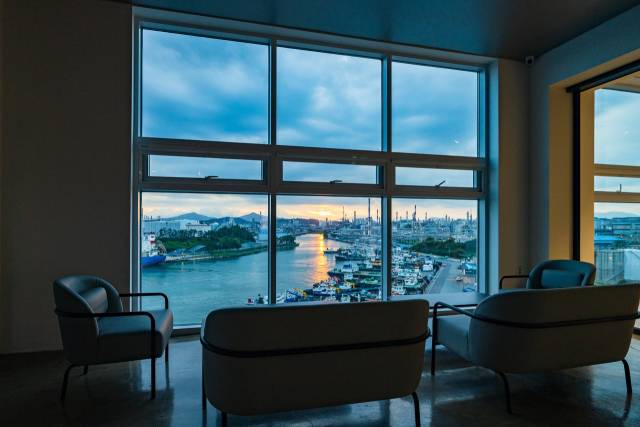 장생포 지관서가는 일몰 때 붉은 기운이 서가 전체를 감싸며 아름다운 풍경을 만든다. 지관 재단 제공