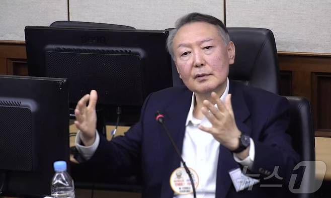 고위공직자범죄수사처(공수처) 체포영장 집행 방해 및 국무위원 심의권 침해로 재판에 넘겨진 윤석열 전 대통령이 지난 12월 26일 서울 서초구 중앙지방법원에서 열린 1심 결심 공판에서 최후 진술을 하고 있다. (중앙지법 제공. 재판매 및 DB 금지) 2025.12.26/뉴스1