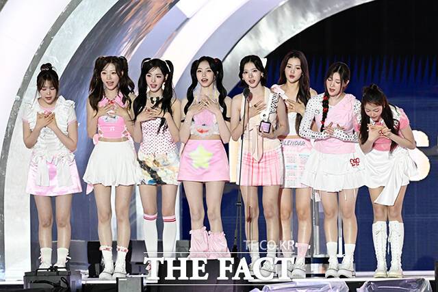 2025년 최고의 활약을 펼친 하츠투하츠는 지난해 9월 열린 '2025 더팩트 뮤직 어워즈'에서 신인상(넥스트 리더)을 수상했다. 사진은 당시 모습. 서예원 기자