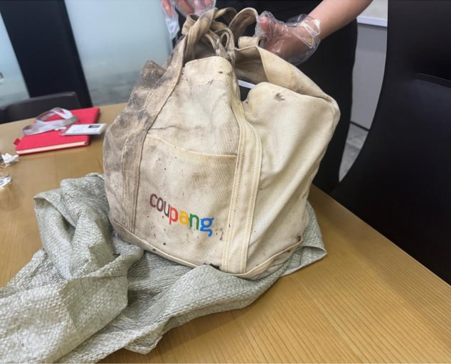 12월 18일 중국 하천에서 회수된 에코백. 이 안에 노트북과 저장 장치가 있었다. 쿠팡 제공.