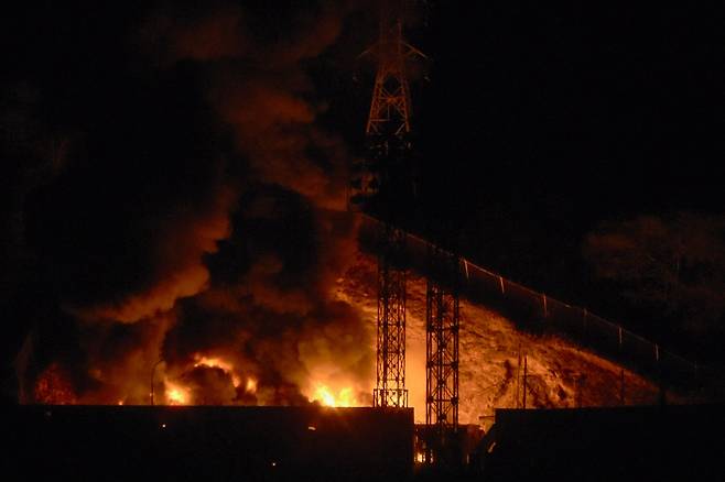 2026년 1월 3일 카라카스에서 발생한 일련의 폭발 이후 베네수엘라 최대 군사 시설인 푸에르테 티우나에서 화재가 발생한 모습 | AFP연합뉴스