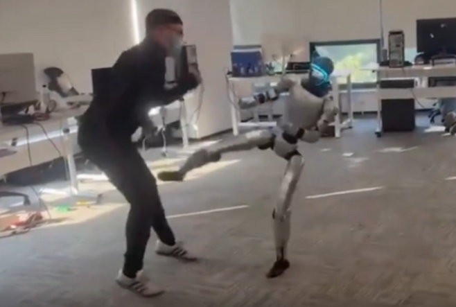 중국의 한 블로거가 중국 로봇 기업 유니트리의 휴머노이드 로봇 ‘G1’과 격투 훈련을 하는 모습.