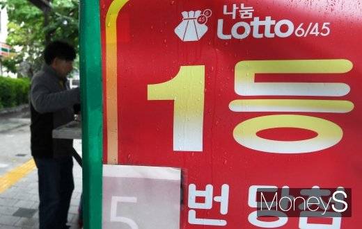 당첨 번호 6개를 모두 맞힌 1등 당첨자는 10명으로 각 32억2638만6263원을 받는다. 1등 당첨자는 자동 9명, 수동 1명으로 확인된다. /사진=머니S