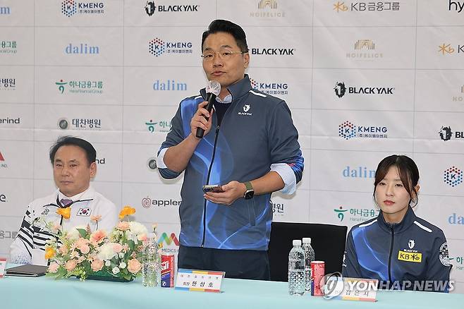 한상호 대한컬링연맹 회장이 2일 서울 송파구 올림픽파크텔에서 열린 제25회 밀라노 코르티나담페초 동계올림픽·패럴림픽 출정식에서 환영사를 하고 있다. 연합뉴스