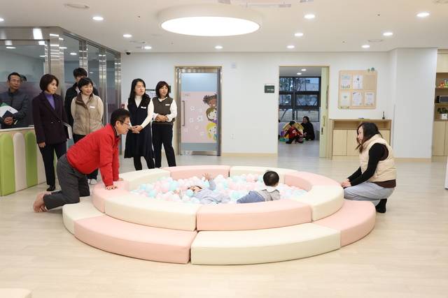이철우 지사가 2025년 3월 도청신도시에 문을 연 예천군 복합커뮤니티센터 유아 놀이 공간을 살피고 있다. 이곳은 호명읍 행정복지센터, 영유아, 청소년을 위한 공간으로 조성돼 주민들의 호응을 받고 있는 곳이다. 경북도 제공.