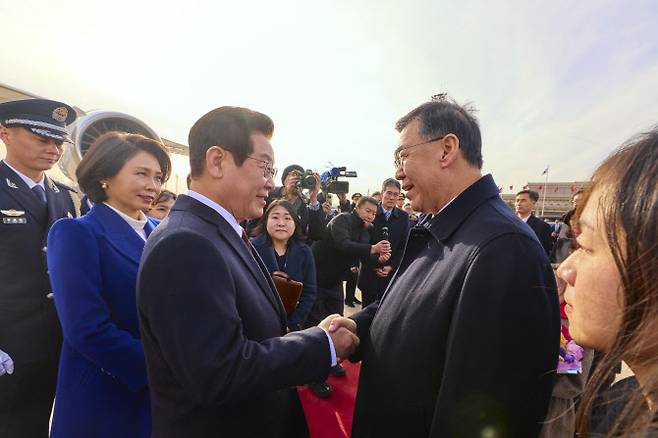 중국을 국빈방문한 이재명이 4일 베이징 서우두 공항에서 환영 나온 인허쥔 중국 과학기술부장(장관)과 인사하고 있다. (사진=공동취재 제공).