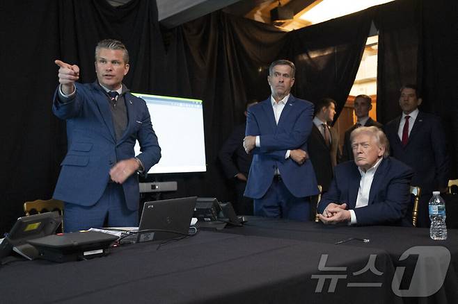 3일(현지시간) 미국 플로리다주 팜비치의 마러라고 클럽에서 피트 헤그세스 국방장관(왼쪽), 존 랫클리프 중앙정보국(CIA) 국장(가운데), 도널드 트럼프 미국 대통령이 니콜라스 마두로 베네수엘라 대통령을 체포하기 위한 미군 작전의 원격 중계를 시청하고 있다. 2026.01.03. ⓒ AFP=뉴스1 ⓒ News1 이정환 기자