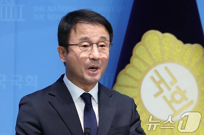 한병도 더불어민주당 의원이 4일 서울 여의도 국회 소통관에서 원내대표 출마 기자회견을 하고 있다. 2026.1.4/뉴스1 ⓒ News1 신웅수 기자