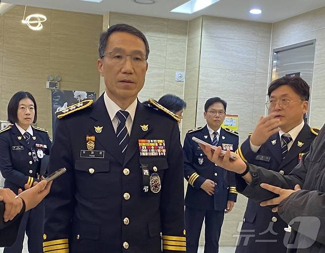 유재성 경찰청 직무대행이 고 이승철 경감 장례식에서 기자들의 질문에 답하고 있다.2025.1.4/뉴스1 ⓒ News1 문재욱 기자