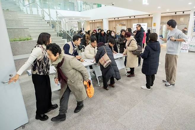 노인일자리 참여자들이 본인 확인을 받고 있다. 양천구 제공.