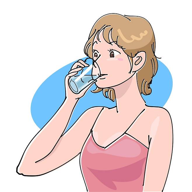 아침 공복에 물을 마시는 습관은 디톡스·다이어트 효과를 기대하며 확산됐지만, 과학적으로는 해독 개념과는 거리가 있다는 지적이 나온다. 게티이미지뱅크