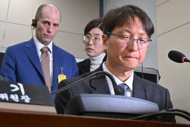 박대준(오른쪽) 전 쿠팡 대표가 지난달 31일 국회 과학기술정보방송통신위원회에서 열린 쿠팡 연석 청문회에 출석해 의원질의를 듣고 있다. 왼쪽은 해럴드 로저스 쿠팡 임시대표. 민경석 기자