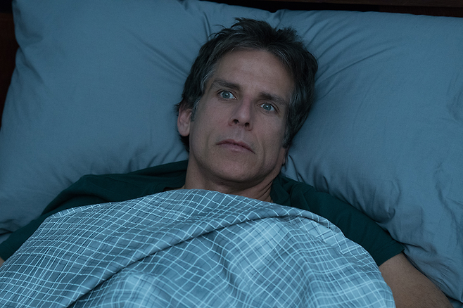 영화 ‘괜찮아요, 미스터 브래드’의 한 장면. 주인공이 아끼던 직원이 퇴사한 후 잠에 들지 못하는 장면. 사진=영화사 진진