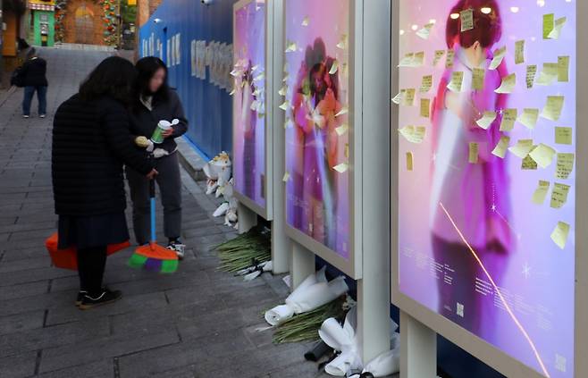 지난해 10월28일 10·29 이태원 참사 3주기를 하루 앞두고 서울 용산구 이태원역 10·29 기억과 안전의 길에 마련된 추모 게시판을 관계자가 닦고 있다. /사진=뉴시스.