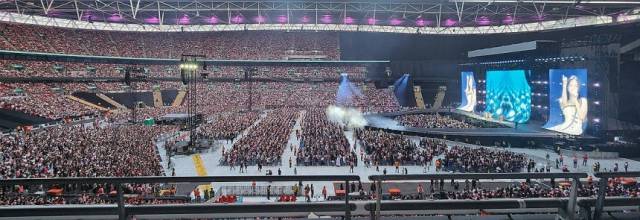 걸그룹 블랙핑크가 지난해 8월 15일 월드투어의 한 행사로 영국 런던 웸블리 스타디움에서 공연을 펼치고 있다. 연합뉴스