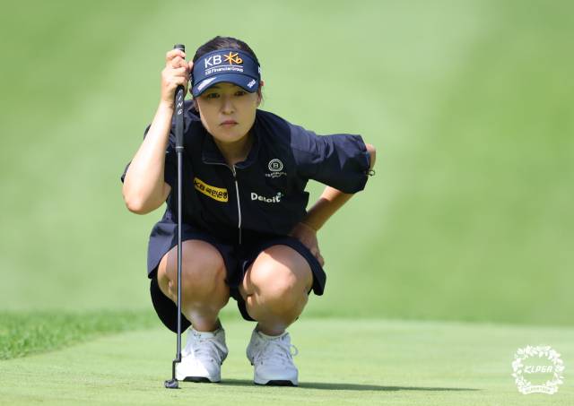 그린 경사를 읽고 있는 전인지. 사진 제공=KLPGA