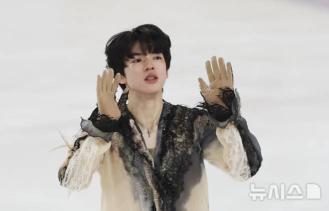 차준환이 연기가 끝난 뒤 양손을 펼치며 관중들에게 인사하고 있다. /사진=뉴시스