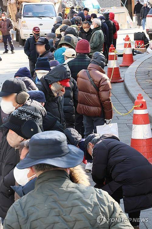 누가 이들을 거리에 나오게 하나 (서울=연합뉴스) 이정훈 기자 = 서울 탑골공원 원각사 앞 무료급식소에서 혹한 속에서 중장년들이 점심식사를 위해 줄지어 서 있다. 2025.2.3
uwg806@yna.co.kr