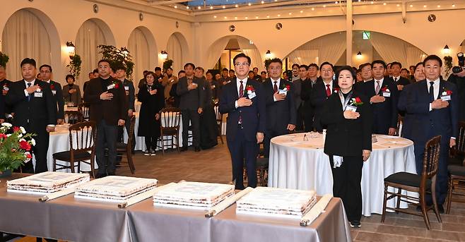 ▲ 5일 대전 유성구 라도무스 아트센터에서 열린 2026년 건설인 신년교례회에 참석한 내빈들이 국민의례를 하고 있다. 김주형 기자 kjh2667_@cctoday.co.kr