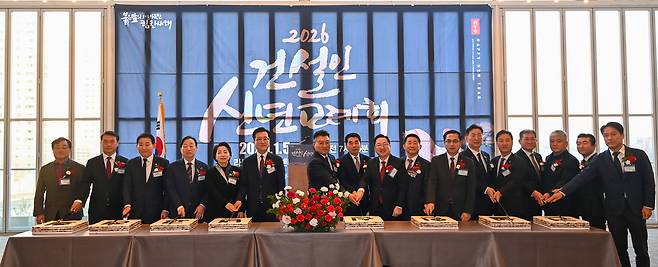 5일 대전 유성구 라도무스 아트센터에서 열린 2026년 대전·세종·충남 건설인 신년교례회에 참석한 홍경선 충청투데이 대표이사 사장, 이장우 대전시장, 조원휘 대전시의회 의장, 최문규 대전건설단체총연합회장, 윤태연 대한전문건설협회 대전시회장, 조한묵 대한건축사협회 대전광역시건축사회장을 비롯한 내빈들이 시루떡을 자르고 있다. 김주형 기자 kjh2667_@cctoday.co.kr