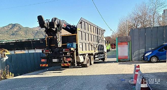 광주 남구 재활용품 집하장에서 A사의 업무를 불법 위탁받은 것으로 알려진 B사의 차량이 재활용품을 반출하고 있다. 독자 제공