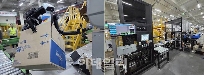 (왼쪽) 양팔 휴머노이드 로봇이 박스에 완충재를 넣고 있다. (오른쪽) 같은 작업을 수행하는 기존 자동화 완충포장 설비. 로봇은 대형 설비보다 비교적 작은 공간에서 동일 작업이 가능하다. (사진=한전진 기자)
