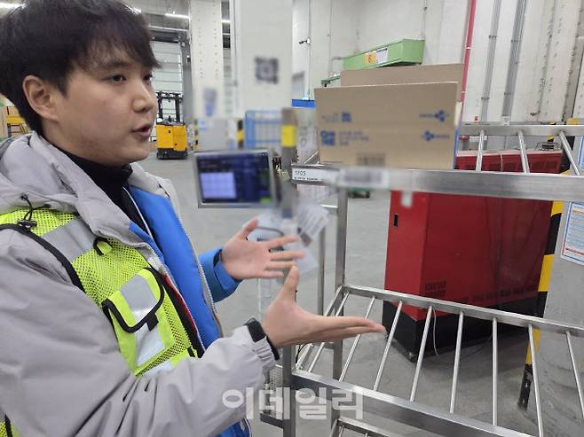 이규헌 CJ대한통운 군포센터 선임이 물류센터 현장에서 자동화 설비를 설명하고 있다. (사진=한전진 기자)