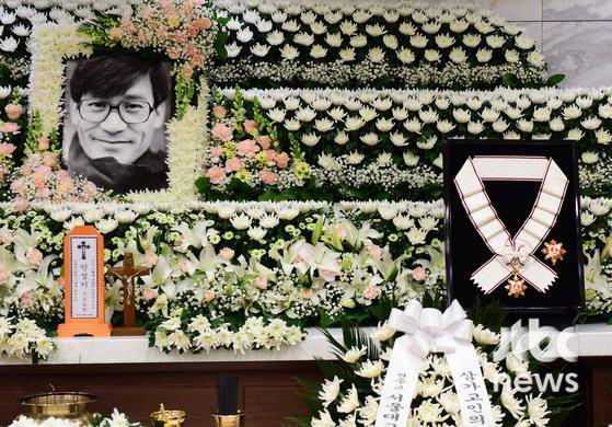 故 안성기의 빈소가 서울성모병원 장례식장에 마련됐다. 정부가 故 안성기에게 추서한 금관문화훈장이 빈소에 놓여있다. 〈사진=사진공동취재단〉