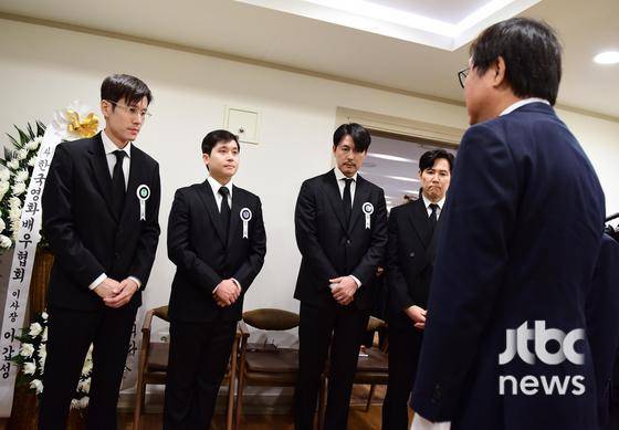 최휘영 문화체육관광부 장관이 5일 서울 서초구 서울성모병원 장례식장에 마련된 故 안성기의 빈소에 금관문화훈장을 전달하기 위해 방문해 조문하고 있다. 〈사진=사진공동취재단〉