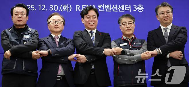 강석윤 한국노총 상임부위원장(왼쪽부터), 이동근 한국경영자총협회 상근부회장, 김영훈 고용노동부 장관, 한성규 민주노총 부위원장, 오기웅 중소기업중앙회 상근부회장이 30일 오후 서울 중구 서울 R.ENA 컨벤션센터에서 열린 '실노동시간 단축' 노·사·정 공동선언 및 대국민 보고회에서 기념 촬영을 하고 있다. 2025.12.30/뉴스1 ⓒ News1 김진환 기자