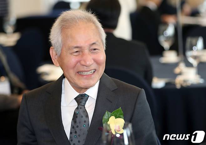 지난 2023년 서울 중구 프레스센터에서 열린 제4회 4·19 민주평화상 시상식에서 수상자로 선정된 배우 안성기가 미소 짓는 모습. 2023.4.19/뉴스1 ⓒ News1