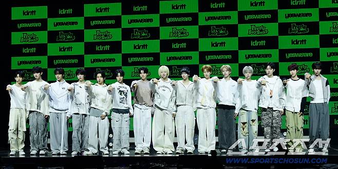 5일 서울 한남동 블루스퀘어에서 보이그룹 '아이덴티티(idntt)' 두 번째 유닛 예스위아(yesweare) 쇼케이스가 열렸다. 포즈를 취하고 있는 아이덴티티 멤버들. 한남동=송정헌 기자songs@sportschosun.com/2026.01.05/