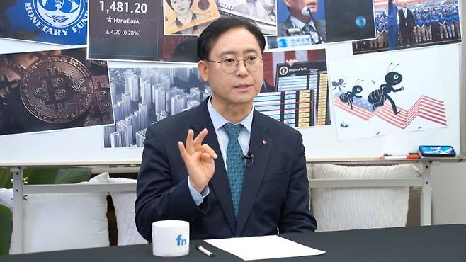 김대종 세종대학교 경영학과 교수가 최근 파이낸셜뉴스 본사에서 진행된 대담에서 원·달러 환율 상승 배경과 해법에 대해 설명하고 있다. 김 교수는 "원·달러 환율 상승은 우리 경제가 약해졌다는 신호"라면서 "외환보유 확대와 통화스와프 복원 등을 통해 환율을 안정시켜야 한다"고 강조했다.