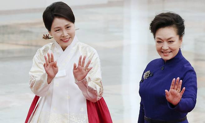 이재명 대통령과 함께 중국을 국빈방문한 김혜경 여사가 5일 베이징 인민대회당에서 열린 이 대통령 공식환영식이 끝난 뒤, 시진핑 중국 주석의 부인 펑리위안 여사와 함께 어린이들을 향해 손을 흔들고 있다. 연합뉴스