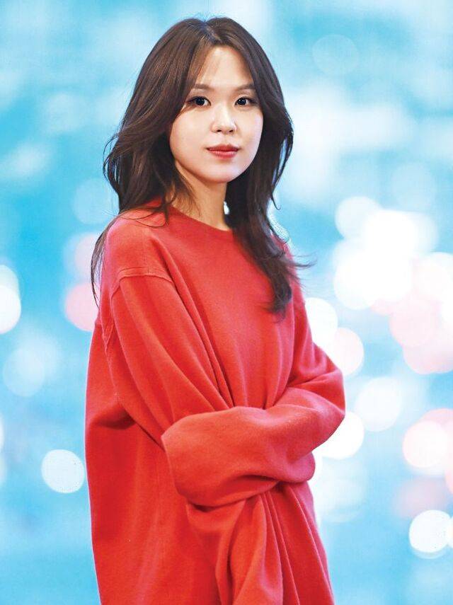 싱어송라이터 최유리는 자신의 감정을 정제된 언어로 노래에 담고자 한다. 지난달 22일 서울 성북구 소속사 네이브 사무실에서 만난 그는 “의미를 가장 정확하게 담은 말을 가사로 남기고 싶다”고 말했다. 윤웅 기자